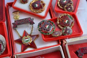 Cipősdoboznyi vegyes szocialista kitüntetés és emlékérem, közte sportérmek, "Kiváló dolgozó&quo...