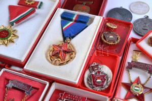 Cipősdoboznyi vegyes szocialista kitüntetés és emlékérem, közte sportérmek, "Kiváló dolgozó&quo...