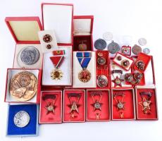 Cipősdoboznyi vegyes szocialista kitüntetés és emlékérem, közte sportérmek, "Kiváló dolgozó&quo...