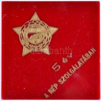 1960. "Munkásőr" szolgálati zománcozott aranyozott jelvény 5 év szolgálat után dísztokban ...