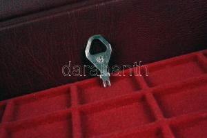 MÜNZEN típusú kisalakú műbőr zárható éremtartó koffer kulccsal és 1db 3x5db érem tárolására alkalmas...