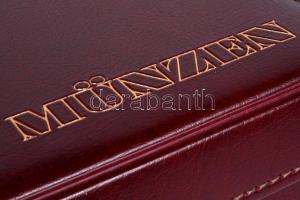 MÜNZEN típusú kisalakú műbőr zárható éremtartó koffer kulccsal és 1db 3x5db érem tárolására alkalmas...