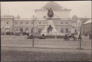 1920-1930 Kerny István (1879-1963): Kecskeméti életkép Kossuth Lajos szobrával. Vintage fotó, hátoldalán szerzői pecséttel jelzett, feliratozott, 11x16cm