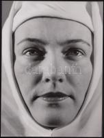 1942 Korschelt Miklós (1900-1982): Apáca portré. Vintage, hátoldalán szerzői pecséttel jelzett, 22x17cm