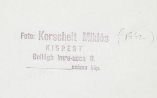 1942 Korschelt Miklós (1900-1982): Apáca portré. Vintage, hátoldalán szerzői pecséttel jelzett, 22x1...
