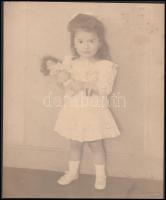 1910-1920 Máté Olga (1878-1961): Kislány babával. Vintage fotó hidegpecséttel jelezve, 20x17cm