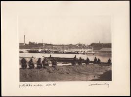 1931 Orphanidesz János (1876-1939): Feltöltő kulik. Vintage fotó, lágyító előtéttel másolva, aláírt, 16x11/24x18cm