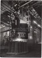 1950-1955 Botta Ferenc (1919-1968): Acélöntés a csepeli Martinban. Vintage fotó, jelzett, feliratozott, 24x18cm