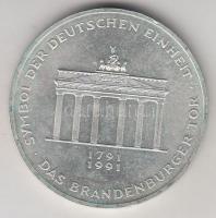NSZK 1991. 10M Ag "200 éves a Brandenburgi Kapu" T:1-
GFR 1991. 10 Mark Ag "200th Ann...