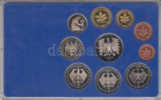 NSZK 1982D 1Pf-5M 10klf db, benne 3klf 2M, forgalmi szett műanyag tokban T:PP
GFR 1982D 1 Pfennig - ...