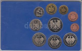 NSZK 1982F 1Pf-5M 10klf db, benne 3klf 2M, forgalmi szett műanyag tokban T:PP
GFR 1982F 1 Pfennig - ...