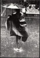 1950 Csík Ferenc (1894-1984): Záporeső. Vintage fotó, hátoldalán szerzői pecséttel jelzett, feliratozott, 24x16cm