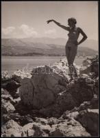 1935-1940 Dr. Csörgeő Tibor (1869-1868): Adriai akt. Vintage fotó, jelzés nélkül, a szerző hagyatékából, 17x13cm