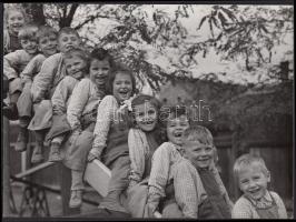 1945-1950 Dr. Csörgeő Tibor (1869-1868) vintage fotója gyermekekről, hátoldalán pecséttel jelzett, 18x24cm