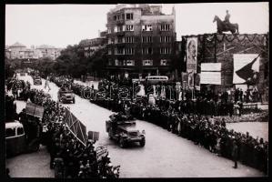 1944 október "Bulgária. Szófia lakosai fogadják a felszabadító szovjet csapatokat". Feliratozott szovjet sajtófotó, a kép felső széle gyűrött, 20x30cm