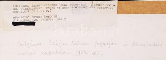 1944 október "Bulgária. Szófia lakosai fogadják a felszabadító szovjet csapatokat". Felira...