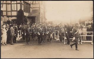 cca 1940 Fotó Horthy Miklóssal, Vitézzé avatás a képen szereplők névsorával. 13×8 cm