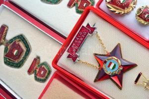 17db vegyes szocialista kitüntetés dísztokjában, kiváló dolgozó, véradásért járó, önkéntes rendőr ki...