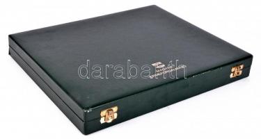 Éremtartó kazetta zöld színben 1 kivehető tálcával, összesen 24, 55x55mm-es férőhellyel, jó állapotb...