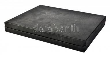 Éremtartó kazetta 1 kivehető tálcával, összesen 24 férőhellyel újszerű állapotban