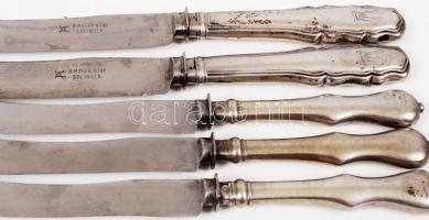 5 db ezüst (Ag.) foglalatú kések, 2 db monogramos, 3 db antik ezüst, jelzettek, bruttó: 300 g