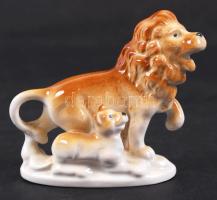 Oroszlán gyermekével, porcelán figura (a mázon apró kopásokkal) /  Lions, porcelain figure (with minor faults on glaze), 9x7x4cm