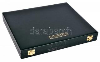 Éremtartó kazetta zöld színben 1 kivehető tálcával, összesen 24 férőhellyel, jó állapotban!