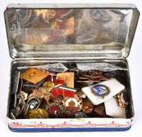 Fémdoboznyi vegyes jelvény és kitüntetés, közte törzsgárda, szocialista darabok is T:vegyes
