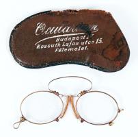 cca 1910 Bp. V. Aranyozott réz cvikker korabeli, bőr tokban (Ocularium, Budapest, Kossuth Lajos u. 15.) /  Vintage pince-nez, gold plated, in original case