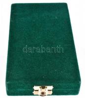 ~2002. "Szolgálati Érdemjel Arany Fokozat" kitüntetés adományozói dísztokban, szalagsáv né...