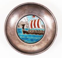 1940 "3/7. SS-T. INF. RGT. - Norwegen 1940" feliratú, sterling ezüst (Ag) tálka, közepén vikinghajót ábrázoló, rekeszzománc díszítéssel. A felirat és a szimbólum alapján valószínűsíthető, hogy a tárgy eredeti tulajdonosa a "Totenkopf" 3. SS Páncélos Hadosztály egy norvég, illetve skandináv tagja volt. A vikinghajó később főleg az 1940 végén, skandináv önkéntesekből megalakult "Wiking" 5. SS Páncélos Hadosztály jelképeként tűnik fel különféle tárgyakon. Rendkívüli ritkaság /  1940 Sterling silver Nazi relic with cloisonné decoration and "3/7. SS-T. INF. RGT. - Norwegen 1940" inscription. According to the inscription and the Viking ship symbol one can presume that the original owner was a Norwegian or Scandinavian member of the 3rd SS-Panzer-Division Totenkopf. The symbol was later used by the 5th SS-Panzer-Division Wiking recruited from Scandinavian volunteers at the turn of 1940-1941. Very rare piece. d: 8cm, br: 31gr
