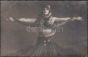 1930-1940 Kígyóbűvölő hölgy két óriáskígyóval a nyakán, levlap méretben /  Snake Charmer Lady, photocard