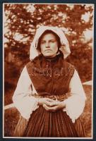 1900-1910 Fotóalbum izgalmas néprajzi leletekkel: 15db fotó, fűzött, szecessziós papírkötésű albumba...