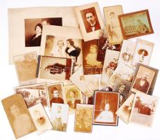 1880-1950 Vegyes minőségű fotótétel: 79db keményhátú és 20db egyéb fénykép, különféle témák, használ...
