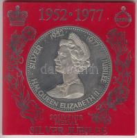 Nagy-Britannia 1977. "Ezüst Jubileum - II. Erzsébet" fém emlékérem dísztokban T:PP Great Britain 1977. "Silver Jubilee H.M. quenn Elizabeth II" medalllion in case C:PP