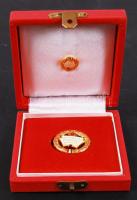 1972 Faluvégi Lajos pénzügyminiszter aláírása okmányon + Kiváló pénzügyi dolgozó jelvény