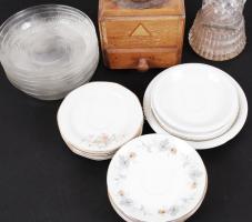 Nagy bolhapiac tétel: 6 db kompótos tálka, metszett üvegváza, 9 db kistányér kínai jelzéssel + 4 db ...