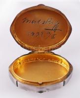 Ezüst (Ag) pasztillás doboz, jelzés nélküli, belseje aranyozott, hátulján monogram, teteje horpadt /...