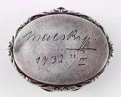 Ezüst (Ag) pasztillás doboz, jelzés nélküli, belseje aranyozott, hátulján monogram, teteje horpadt /...