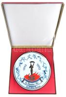 1970. A Magyar Testnevelési és Sportszövetség 25 éves felszabadulási jubileumi Hollóházi porcelán plakettje (180mm) T:1- fo. Dísztokban adományozói irattal