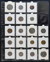 Vegyes világpénz tétel gyűrűs albumba rendezve jobb darabokkal, sok arab területről származó fémpénz...