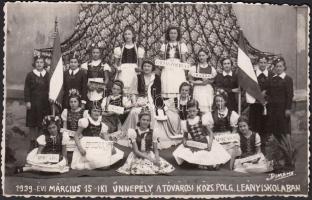 1939 március 15.-i ünnepély a Tóvárosi községi iskolában, a gyermekek kezében a visszaszerzett városok neveivel