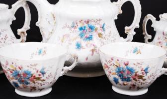 Hiányos jelzés nélküli teás készlet, pótolt fedők, hajszálrepedések az egyik csészén, kézzel festett