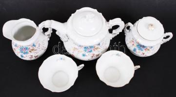 Hiányos jelzés nélküli teás készlet, pótolt fedők, hajszálrepedések az egyik csészén, kézzel festett