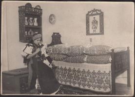 1940 Kalotaszegi díszes szoba, írásos ágy fotó 18x12 cm