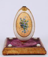 Dísztojás "Paulin Gyula 1863" felirattal, kézzel festett, díszített talapzaton, m:12 cm