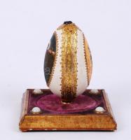 Dísztojás "Paulin Gyula 1863" felirattal, kézzel festett, díszített talapzaton, m:12 cm