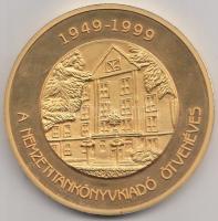 1999. "50 éves A Nemzeti Tankönyvkiadó" aranyozott Br emlékérem (60mm) T:exPP dísztokban (...