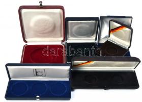 6db különféle méretű és férőhelyű dísztok érmekhez