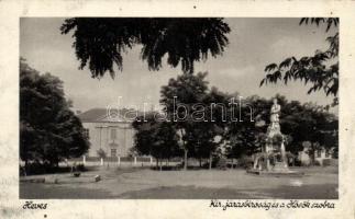 Heves járásbíróság, Hősök szobra